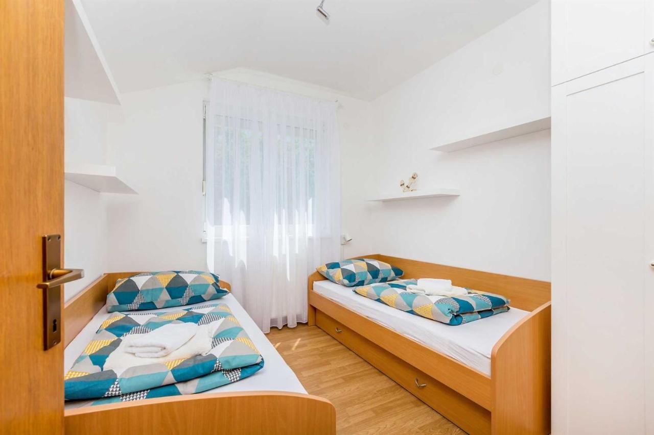 Holiday Home Olive Garden Brzac Extérieur photo